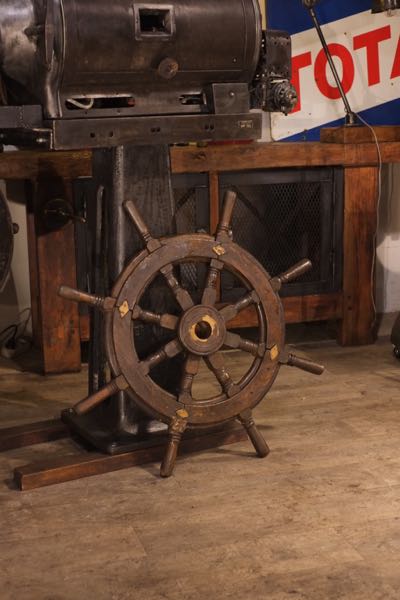 barre a roue ancienne de bateau